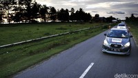 Selama perjalanan dari Bukittinggi jelang memasuki kelok 44, para risers dihadapkan dengan karakter jalan mulus. Tak jarang rombongan DRE memacu mobil dengankecepatan hingga 100 kilometer per jam menggunakan Datsun GO+ Panca.