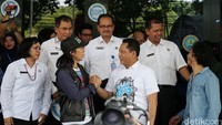 Bimbim dan Budi Waseso melakukan salam komando.