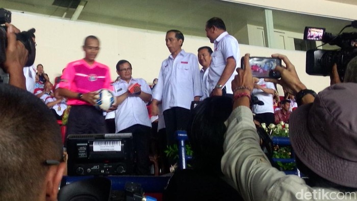 Presiden Jokowi Saksikan Pertandingan Persib vs Mitra Kukar