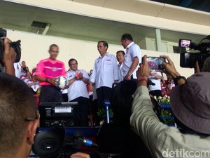 Presiden Jokowi Saksikan Pertandingan Persib vs Mitra Kukar