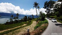 Danau Maninjau di tinggian menyuguhkan pemandangan yang menakjubkan, langit biru dan awan putih berarak seolah mengawal risers.