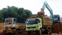 Alat berat melakukan pengerukan untuk proyek Tol Cisumdawu.