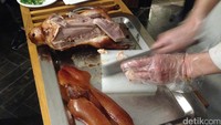 Seorang koki siap memotong dan menyiapkan bebek peking untuk para pengunjung. Sehingga yang tersaji di piring hanyalah potongan daging yang rapi (Radian/detikTravel)