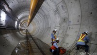 Pekerja tengah memeriksa terowongan MRT.