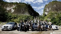 Sesampai di bawah Ngarai Sianok risers tidak sabar langsung melakukan aksi foto-foto dengan kendaraan Datsun Go+ Panca yang setia menemani mereka dari Pekanbaru.