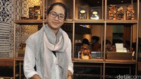 Pada kesempatan tersebut, Prisia tampil dibalut kemeja putih dan scarf abu-abu dan pink pastel. Kacamata melengkapi gayanya. Pool/Noel/detikFoto.