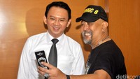 Indro juga berfoto bersama pria asal Belitung itu. Pool/Ismail/detikFoto.