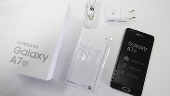 Di dalam boks putih ini, tersembunyi ponsel Galaxy A7 yang kebetulan unit yang kami review berwarna hitam. Foto: Irna Prihandini