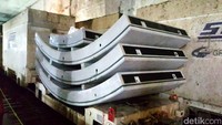 Tampak para pekerja masih sibuk mengerjakan proyek. Dinding terowongan juga sudah untuk terpasang. 