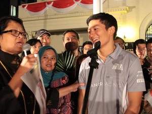 Ratusan Warga Indonesia di Melbourne Rebutan Berfoto dengan Rio Haryanto