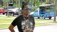 Gaya kasual Arie Kriting tak lupa dengan tas jaring-jaringnya. Pool/Ismail/detikFoto.