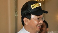Ahok pun tampak sumringah dan mengenakan topi Comic 8. Pool/Ismail/detikFoto.