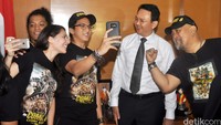 Akhirnya mereka ramai-ramai selfie bareng Ahok. Pool/Ismail/detikFoto.