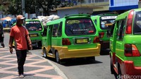 Polisi yang berada di lokasi seperti tak mampu menguraikan kemacetan yang disebabkan ngetemnya para angkot ini. Al Fanny Panestika/detikFoto.