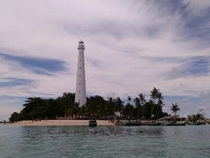 Mercusuar Pulau Lengkuas yang Ikonik