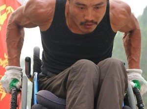 Inspiratif! Pria Disabilitas Keliling China Naik Kursi Roda
