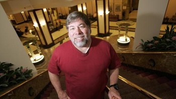 Saat itu tahun 1982. Apple berkembang pesat berkat visi brilian Jobs dan kecerdasan Wozniak. Saat itu, Woz gemar mengemudikan pesawat, ia memiliki lisensi pilot. Suatu hari, pesawat yang dikendalikannya jatuh. Ia luka cukup parah, bahkan sempat hilang ingatan. Foto: Getty Images