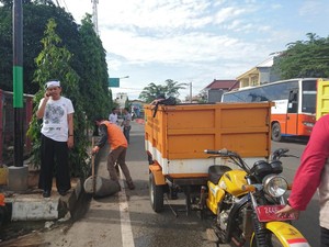 Ada Tiang Terpasang di Trotoar, Bupati Dedi Kesal dan Ancam Bongkar