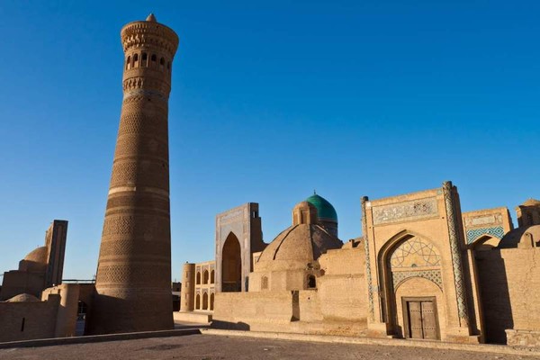 Salah satu yang paling terkenal adalah Masjid Po-I Kalyan. Masjid ini memiliki sebuah menara yang dijuluki sebagai Menara Kematian. Menara ini dulunya dijadikan sebagai tempat eksekusi mati bagi pelaku kejahatan, namanya Kalyan Minaret. Thinkstock Salah satu yang paling terkenal adalah Masjid Po-I Kalyan. Masjid ini memiliki sebuah menara yang dijuluki sebagai Menara Kematian. Menara ini dulunya dijadikan sebagai tempat eksekusi mati bagi pelaku kejahatan, namanya Kalyan Minaret. Thinkstock