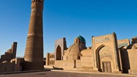 Salah satu yang paling terkenal adalah Masjid Po-I Kalyan. Masjid ini memiliki sebuah menara yang dijuluki sebagai Menara Kematian. Menara ini dulunya dijadikan sebagai tempat eksekusi mati bagi pelaku kejahatan, namanya Kalyan Minaret. Thinkstock