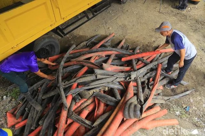 DBMP Bandung Panggil Operator Telekomunikasi Selidiki Kulit Kabel di Gorong-gorong