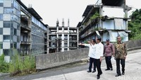 Tampak mendampingi Jokowi, Menpora Imam Nahrawi, Menteri Pekerjaan Umum dan Perumahan Rakyat, Basuki Hadimuljono termasuk  Jubir Presiden Johan Budi. Rusman/Setpres.