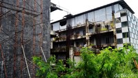 Kompleks olahraga yang berdiri di atas lahan seluas 32 hektar itu terlihat sangat memprihatinkan.