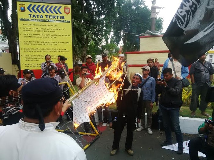 Demo Bubarkan Densus 88, Jamaah Ansharusy Syariah Bakar Keranda