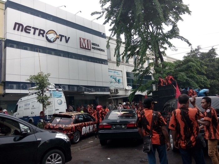 Ratusan Pendukung La Nyalla Datangi Kantor Metro TV Jatim
