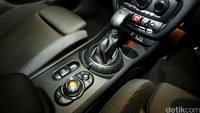 New MINI Cooper Clubman menggunakan transmisi otomatis.