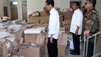 Ia juga melihat bahan bangunan yang tersisa dari proyek tersebut.