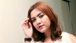 Vicky Shu Cantik dengan Rambut Pendek