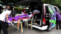 Korban dilarikan ke rumah sakit dengan ambulans.