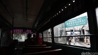 Sebuah bus memasuki Terminal Manggarai, Jakarta. Pemprov DKI Jakarta berencana menyerahkan pengelolaan halte dan terminal kepada pihak swasta.