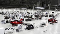 Selain lewat tangan manusia, Honda menggunakan bantuan robot presisi pada proses pengelasan bodi frame mobil. Pool/Honda.