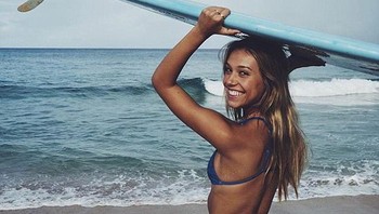 Alexis Ren pun hobi surfing bersama kekasihnya. Foto: Instagram