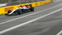 Rio Haryanto (depan) memacu MRT05 saat menjalani free practice Grand Prix di Sirkuit Albert Park, Australia. Jason Reed/Reuters/detikFoto.