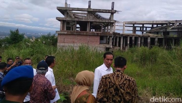 Menpora Temani Presiden Jokowi Tinjau Hambalang