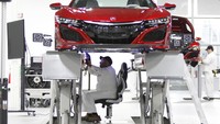 Tidak semua bagian mobil diproduksi di sini, untuk mesin misalnya, dibuat di fasilitas Honda di Anna, Ohio oleh sekelompok kecil master mesin. Pool/Honda.