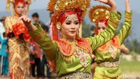 Sejumlah tarian tradisional juga dipentaskan.