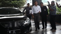 Yuddy hadir sekitar pukul 13.15 WIB menggunakan mobil Toyota Crown B 44 RI.