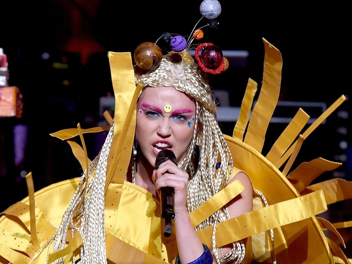 Miley Cyrus Rajin Yoga Agar Tetap Waras