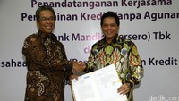 Direktur Bisnis Penjaminan Perum Jamkrindo Bakti Prasetyo (kiri) dan Direktur Consumer Banking Bank Mandiri Hery Gunardi (kanan) memperlihatkan naskah perjanjian kerja sama.