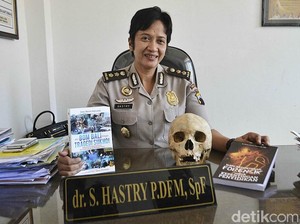 AKBP Sumy Hastry, Polisi Bergelar Doktor Spesialis Forensik Pertama di Asia