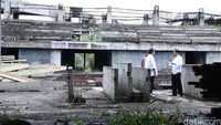 Bangunan itu dipagari ilalang yang tinggi. Tampak besi-besi bangunan sudah mengkarat dan tak lagi kokoh berdiri. Rusman/Setpres.