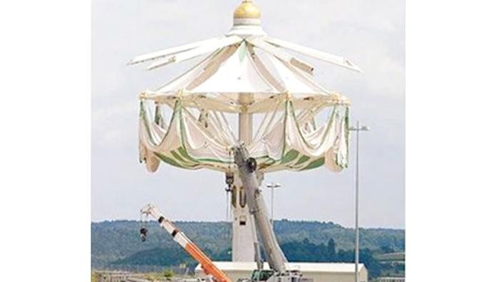 Payung Raksasa Setinggi 45 Meter Mulai Dipasang di Masjidil Haram