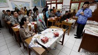 Kejutan juga diterima oleh Tim DRE dengan hadirnya Walikota Padang Panjang H. Hendri Arnis yang sekaligus menyasikkan pemberian bantuan pendidikan kepada siswa.