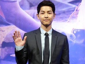Berkunjung ke Hong Kong, Song Joong Ki Tenggelam di Antara Mikrofon
