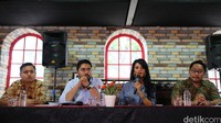 Atas somasi ini, perusahaan iklan itu sempat menurunkan foto Farah dari situs jual beli online tersebut. Tapi ia kaget karena awal Maret ini, iklan pisau itu kembali online sehingga kesabarannya habis.
