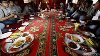 Selanjutkan Tim DRE kembali diperkenalkan dengan tradisi makan Bajamba yang bertepatan dengan waktu untuk makan siang. Tradisi makan Bajamba yang eksotis dilakukan di Rumah Gadang di Jorong Kubu Gadang.